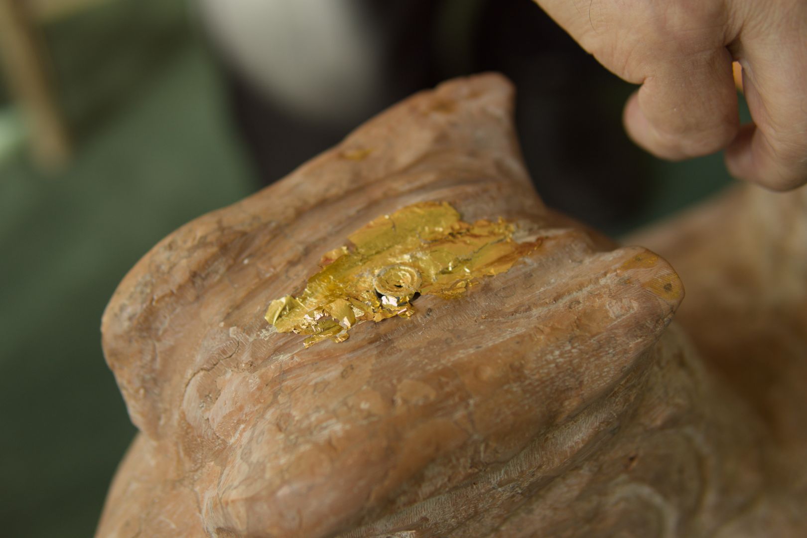 Gilded surface restoration