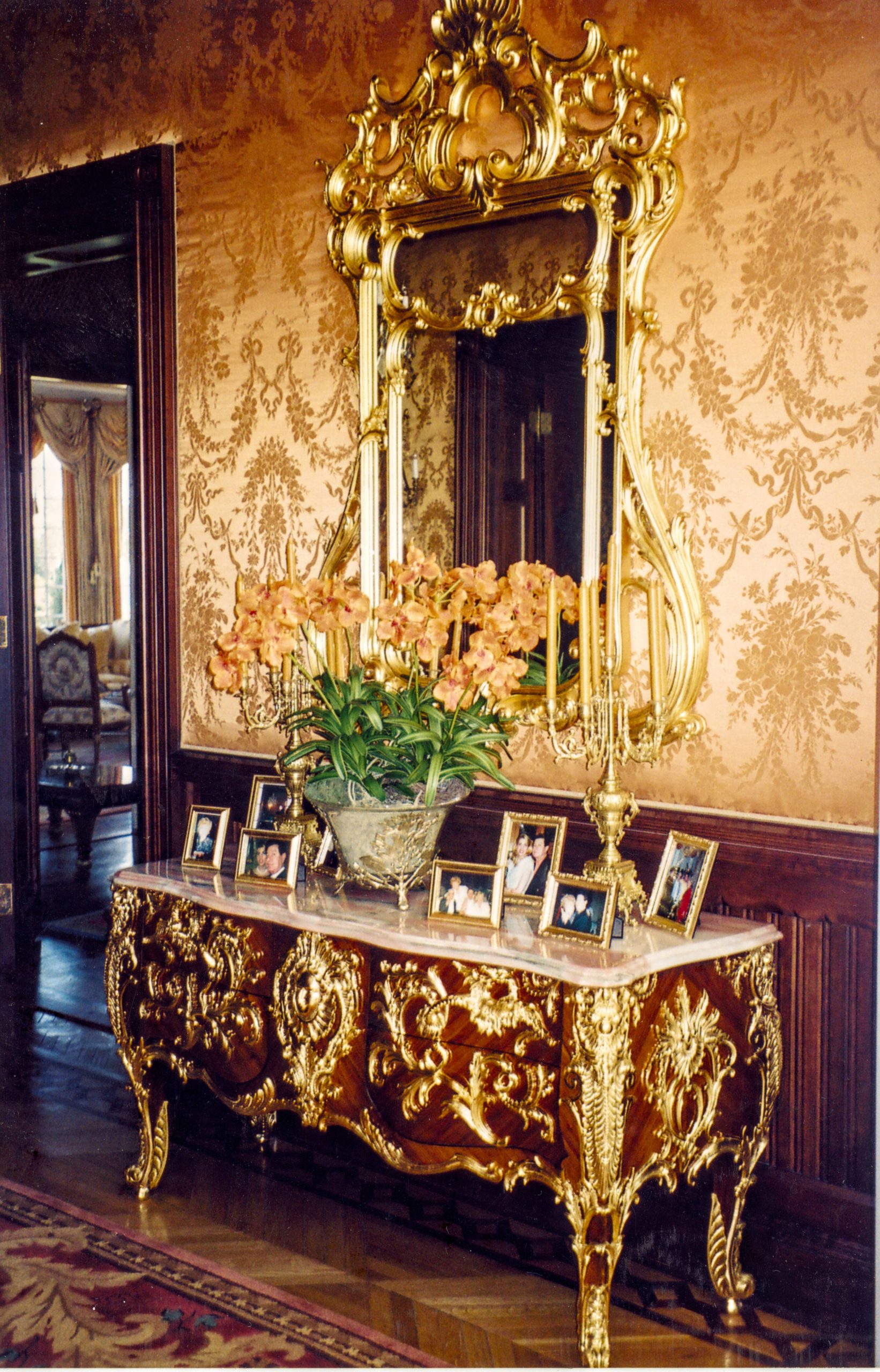 Gold leafing antique restoration